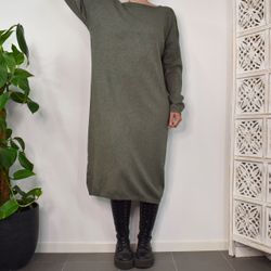Finstickad klänning KAKI