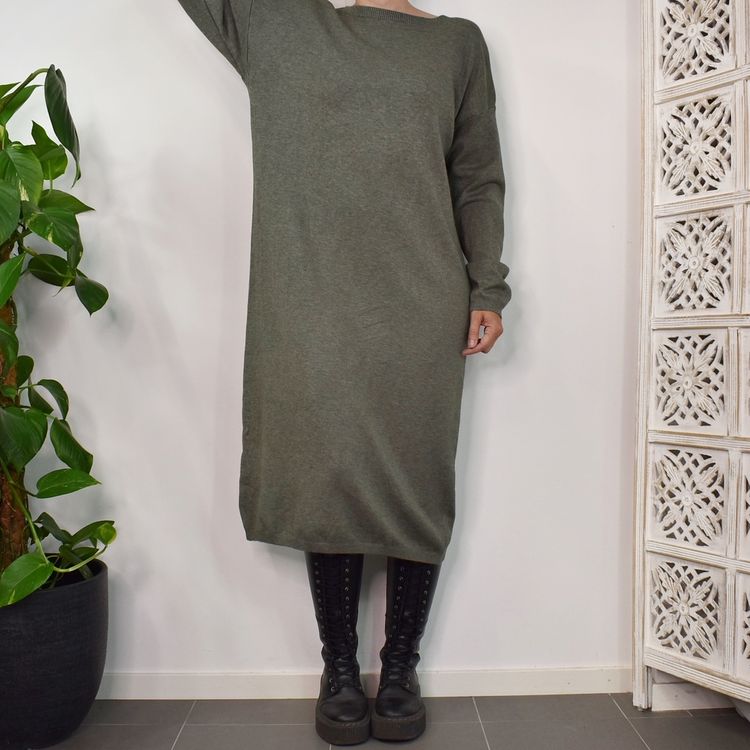Finstickad klänning KAKI