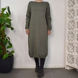 Finstickad klänning KAKI