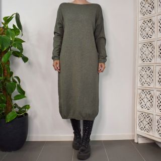 Finstickad klänning KAKI