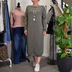 Finstickad klänning KAKI