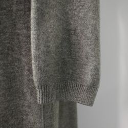 Finstickad klänning KAKI