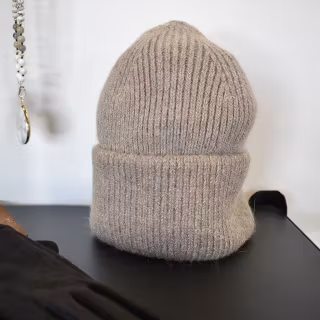 Stickad Mössa Glitter TAUPE