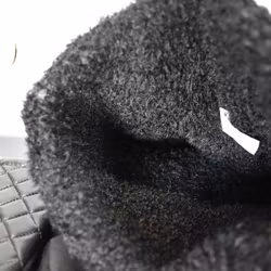 Stickad Mössa med Tofs SVART
