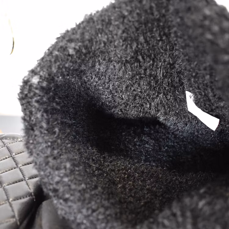 Stickad Mössa med Tofs SVART