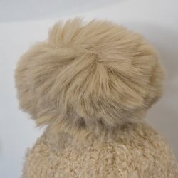 Stickad Mössa med Tofs BEIGE