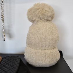 Stickad Mössa med Tofs BEIGE