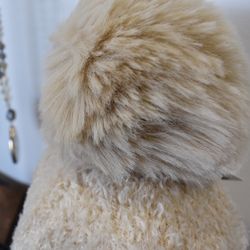 Stickad Mössa med Tofs BEIGE