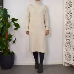 Finstickad Klänning Over Sized BEIGE