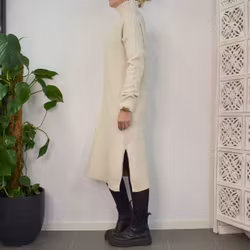 Finstickad Klänning Over Sized BEIGE