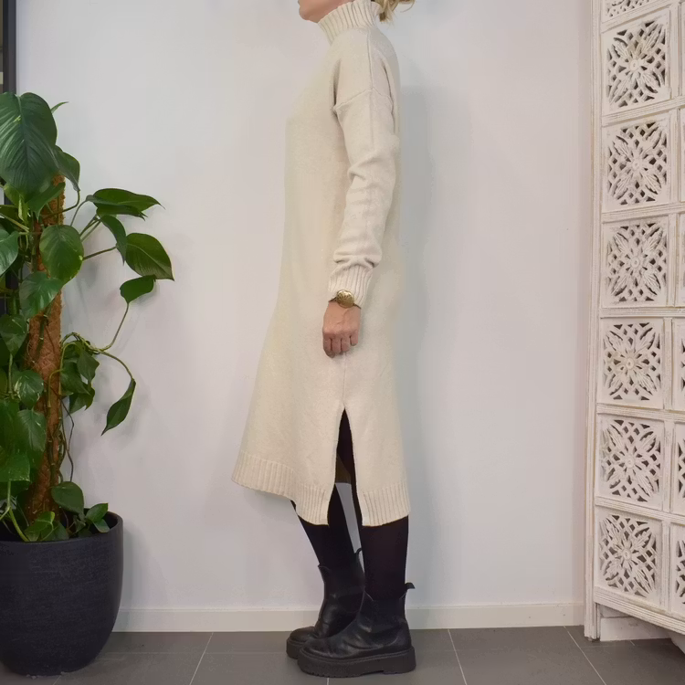 Finstickad Klänning Over Sized BEIGE