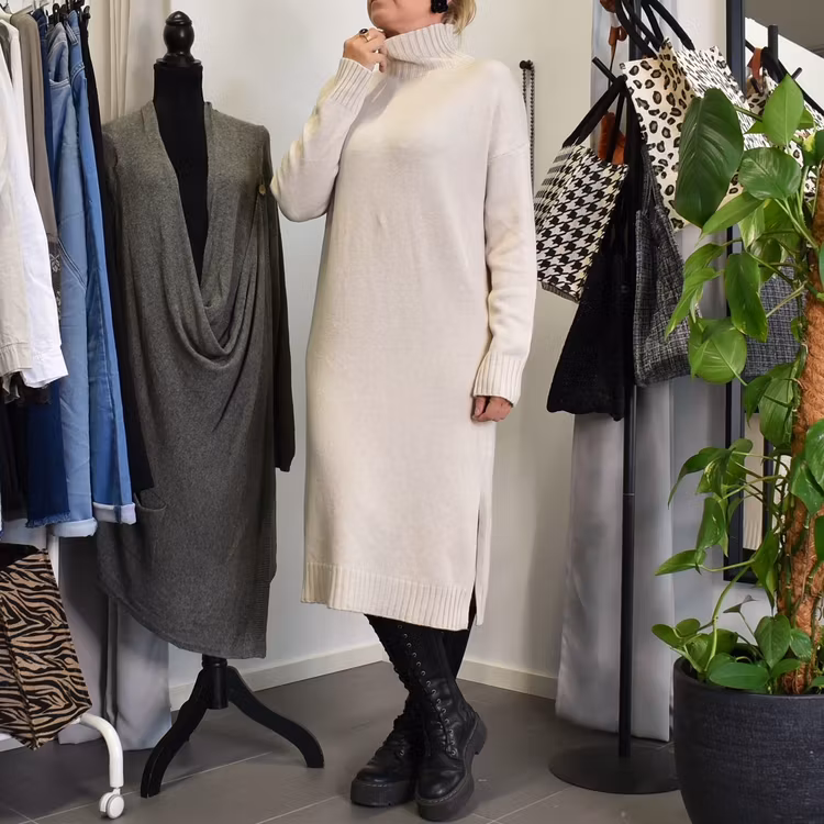 Finstickad Klänning Over Sized BEIGE