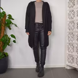 Stickad Kofta med Huva Recycled SVART