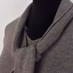 Finstickad tröja med knyt TAUPE