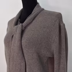 Finstickad tröja med knyt TAUPE