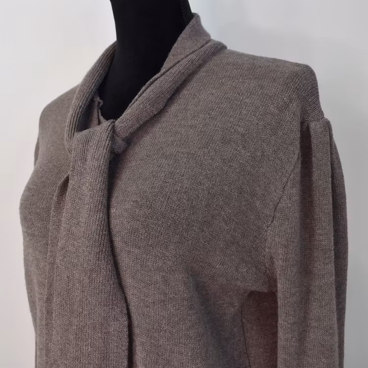 Finstickad tröja med knyt TAUPE
