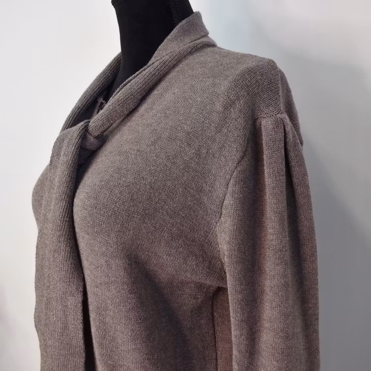 Finstickad tröja med knyt TAUPE