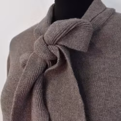 Finstickad tröja med knyt TAUPE