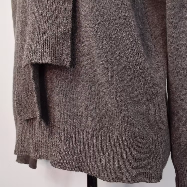 Finstickad tröja med knyt TAUPE
