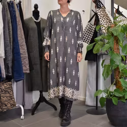 Klänning Mariana Mönstrad GRÅ - Marta du Chateau