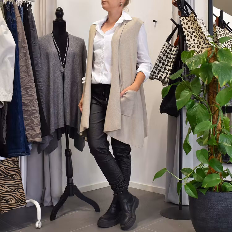 Finstickad Långväst Alexa BEIGE - Mix By Heart