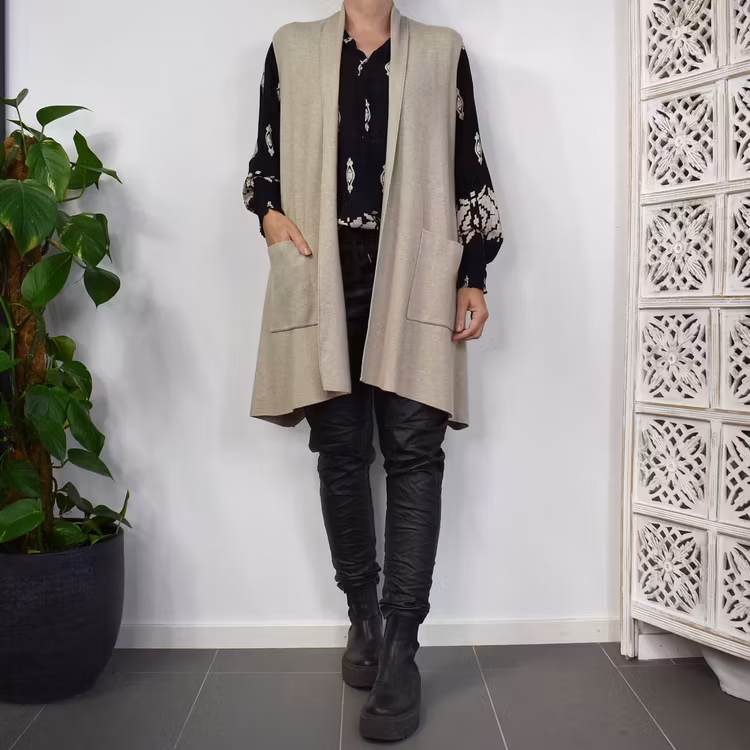 Finstickad Långväst Alexa BEIGE - Mix By Heart