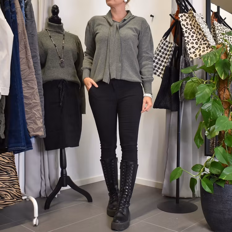 Finstickad tröja med knyt KAKI