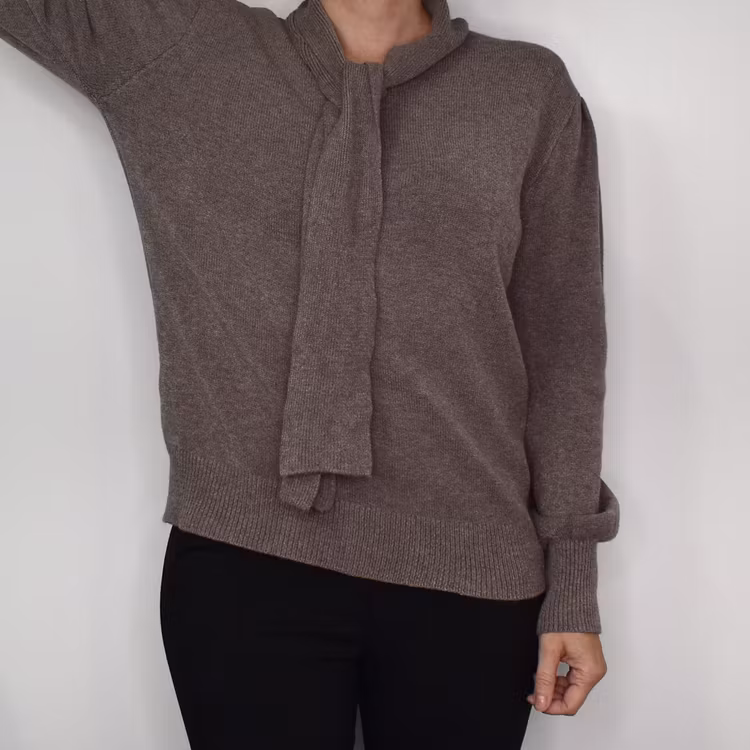 Finstickad tröja med knyt TAUPE