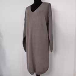 Finstickad klänning V-ringad TAUPE