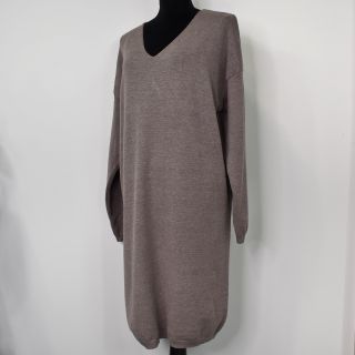 Finstickad klänning V-ringad TAUPE