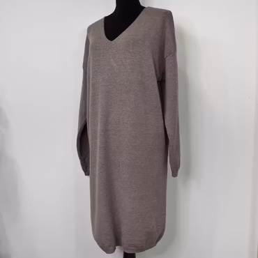 Finstickad klänning V-ringad TAUPE