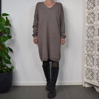 Finstickad klänning V-ringad TAUPE