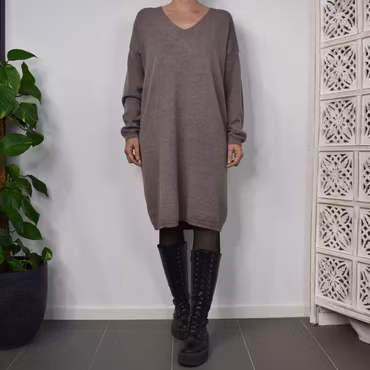 Finstickad klänning V-ringad TAUPE
