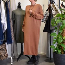 Finstickad klänning ROST