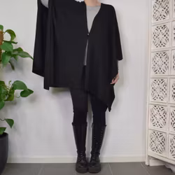 Poncho-sjal med Knapp SVART