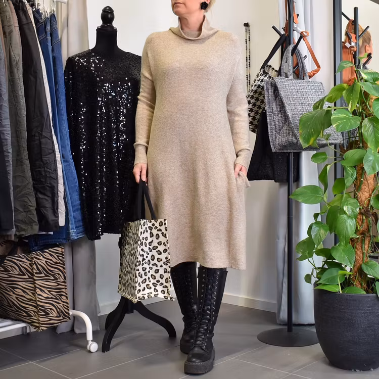 Stickad Klänning med Fickor FANGO CHIARO