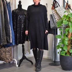 Stickad Klänning med Fickor SVART