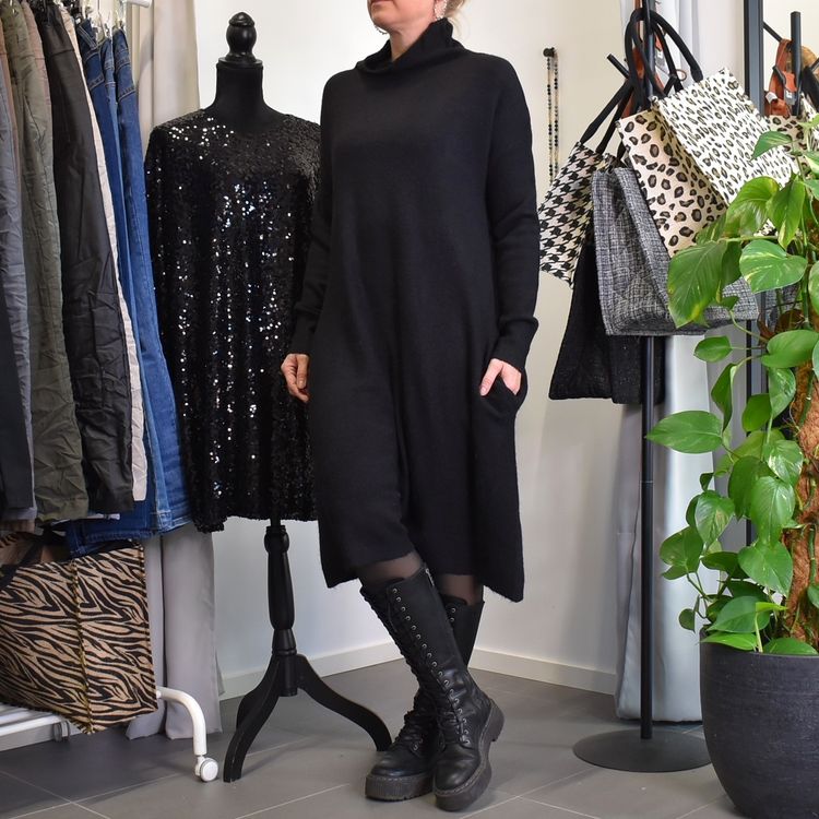 Stickad Klänning med Fickor SVART