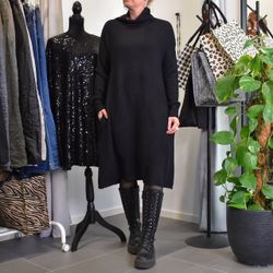 Stickad Klänning med Fickor SVART