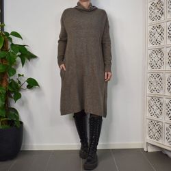 Stickad Klänning med Fickor MARRONE