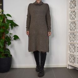 Stickad Klänning med Fickor MARRONE