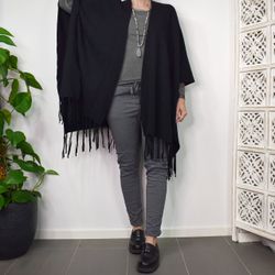 Poncho-sjal med Fransar SVART