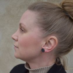 Örhänge Studs Liten SVART - SoMaBelle Design