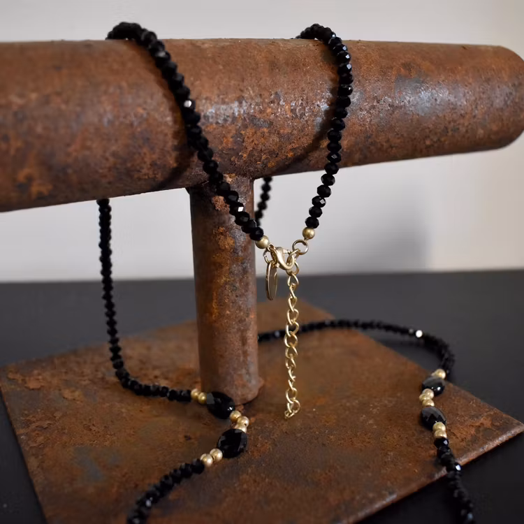 Halsband Cassandra SVART/GULD - The Moshi
