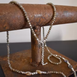 Halsband Cassandra GRÅ/SILVER - The Moshi
