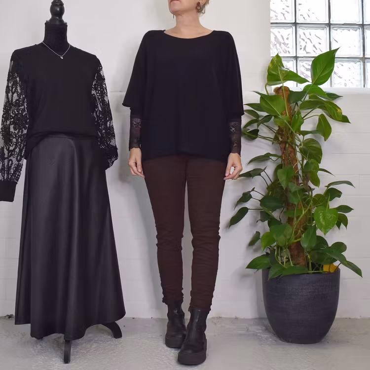 Finstickad Ponchotröja Sia SVART - Marta du Chateau