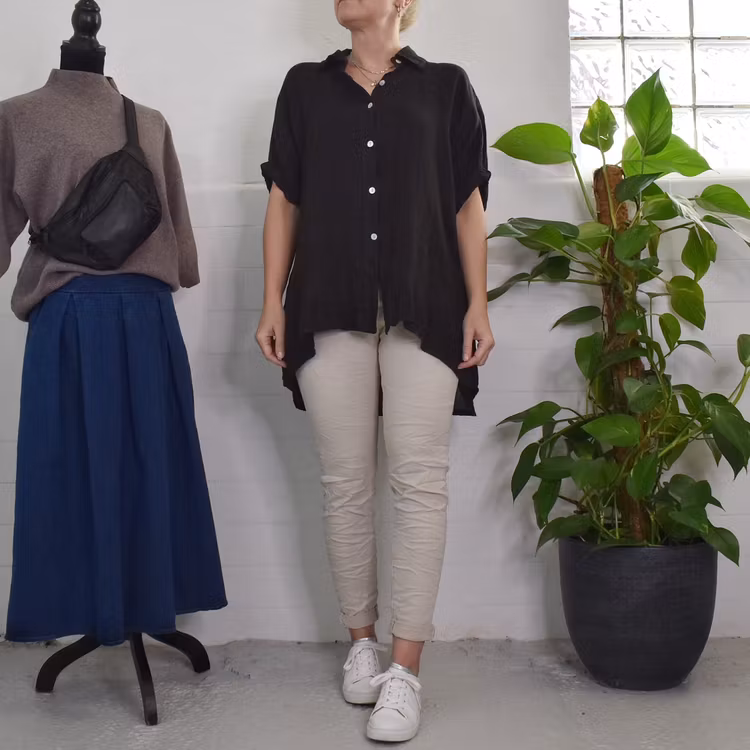 Kort linneskjorta med Volang SVART