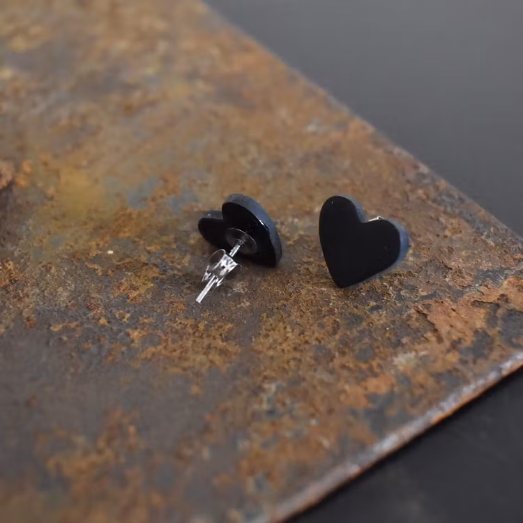 Örhänge Hjärta Liten SVART - SoMaBelle Design