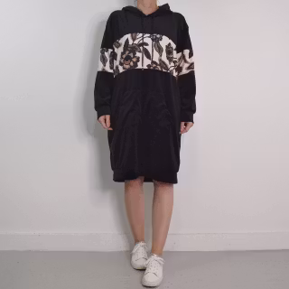 Hoodieklänning Velour Emily Blommig SVART - Camicia