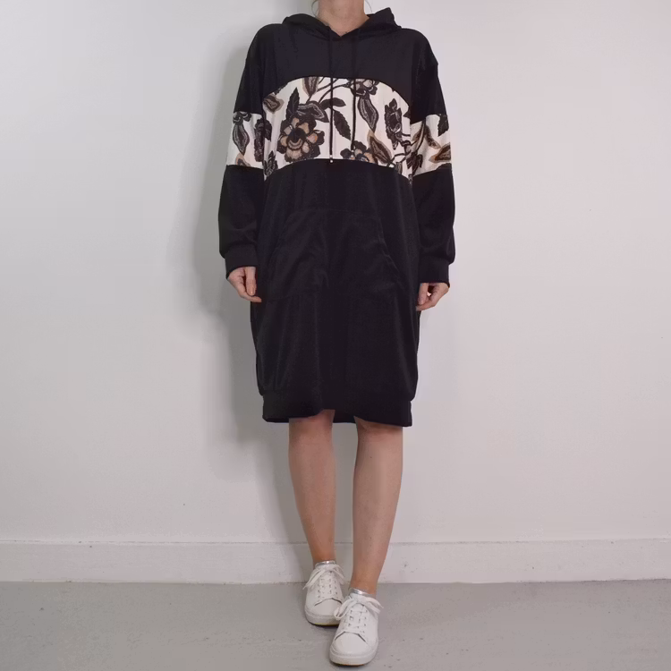 Hoodieklänning Velour Emily Blommig SVART - Camicia